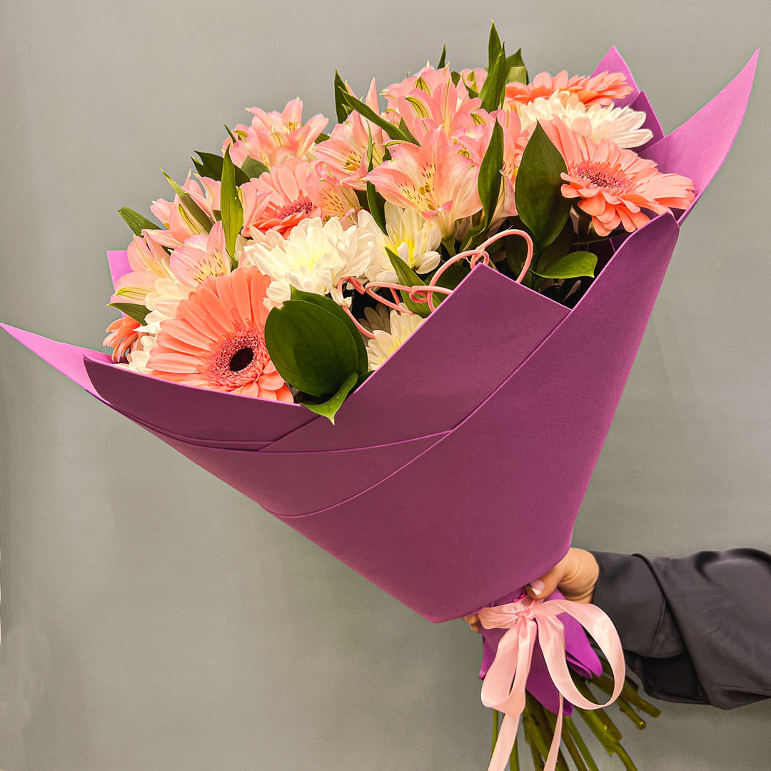 Букет из кустовой хризантемы с герберой и альстромерией "Танец бабочек" N 5490