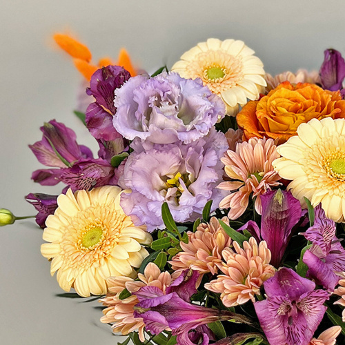 х Шляпная коробка с оранжевыми розами, герберами и альстромерией арт. 52460