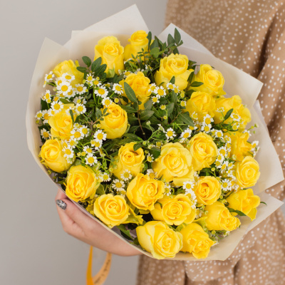 Букет из желтых роз Кения с ромашками (танацетум) 50541-Ж