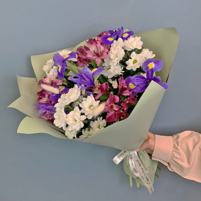 Букет из хризантем с ирисами и альстромерией N 67002-Ф