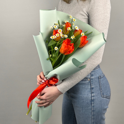 Букеты из красных тюльпанов с ромашками для мамы и дочки 46331