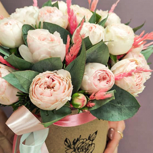 Коробка с пионовидными розами в нежных тонах "Для тебя" арт. 45004