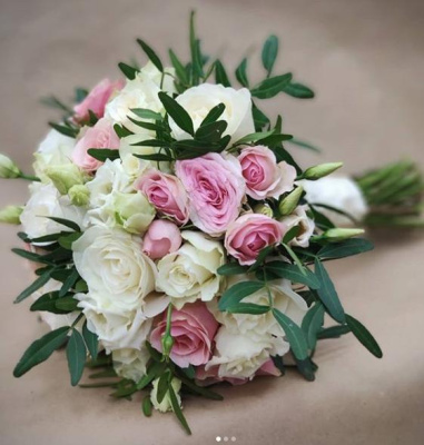 Букет невесты "Страна любви" из роз и эустомы 5545