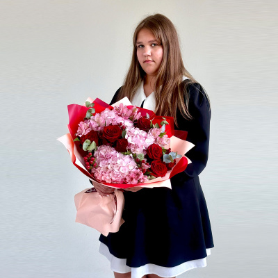 Букет школьный из гортензий и красными розами N 84615