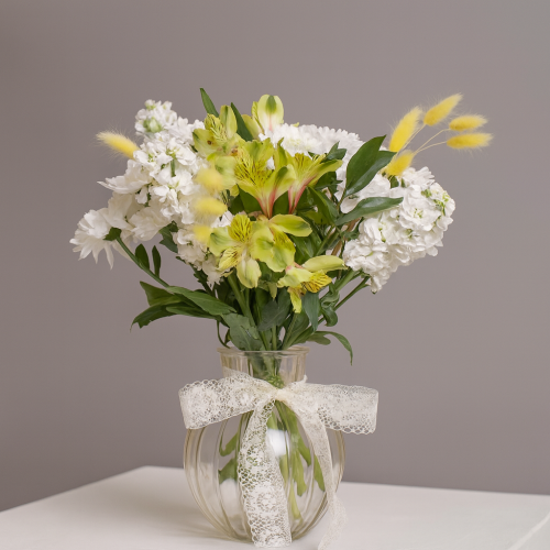 Букет из альстромерии с матиолой в вазе. Сет арт. 82239