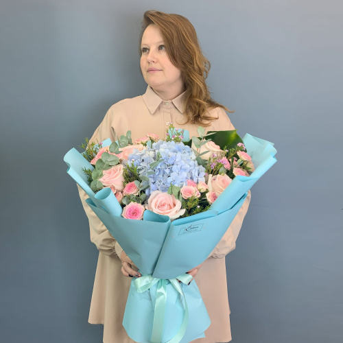 Букет с голубой гортензией и кустовыми розами N 71078