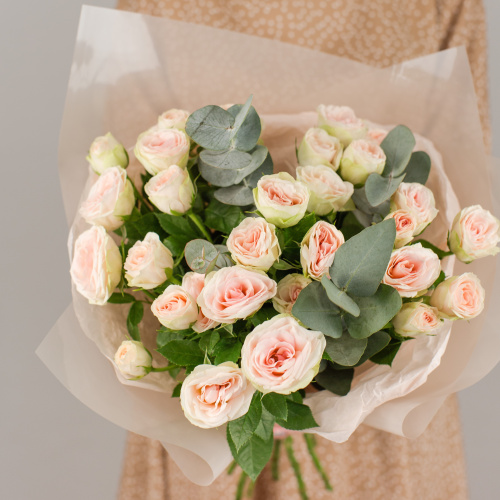 Букет из кремовых кустовых пионовидных розовых роз с эвкалиптом арт. 50416