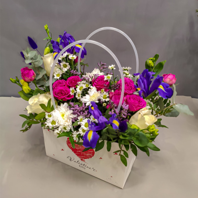 Сумка с живыми цветами "Взрыв эмоций" яркий микс из кустовой хризантемы, розы и ирисов 45000