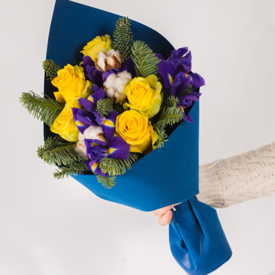 Букет Мороз и солнце с розами, ирисами и еловыми ветками N 72272