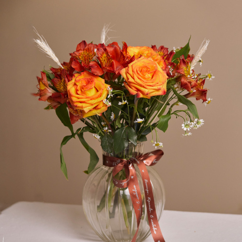 Букет из оранжевых роз в вазе. Сет N 82234