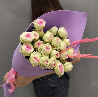 Букет из кустовых пионовидных роз бело-розового цвета N 47529