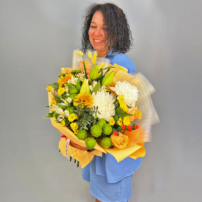Букет из одноголовых хризантем с лилей и герберами N 52463
