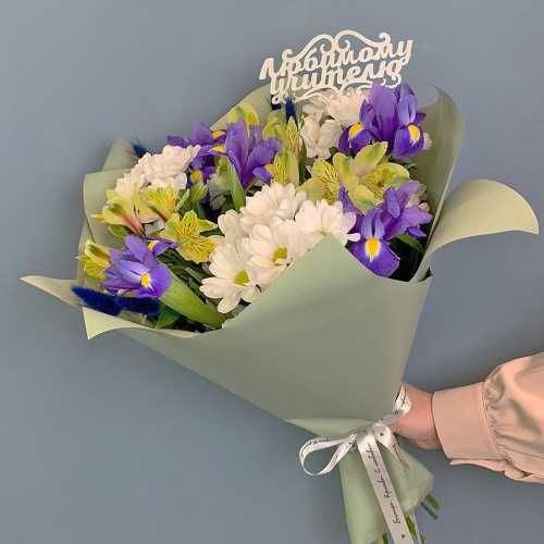 Букет из хризантем с ирисами и альстромерией N 67002-Ф