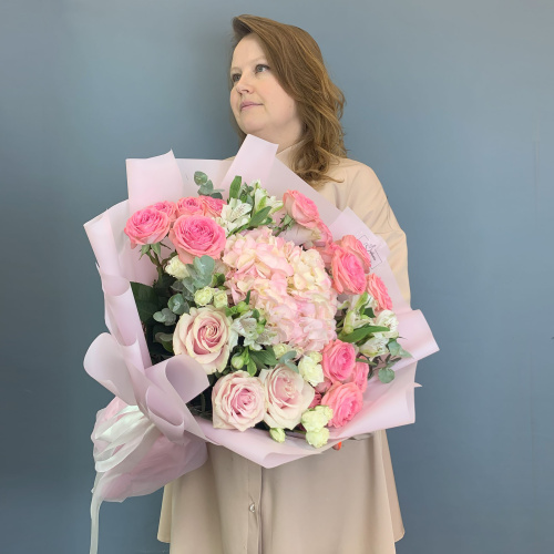 Букет с гортензией и кустовыми розами арт. 71077