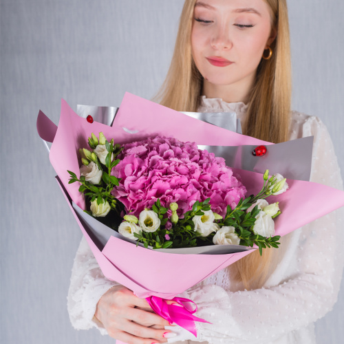 Школьный букет с гортензией и эустомой "Подружка" N 37962