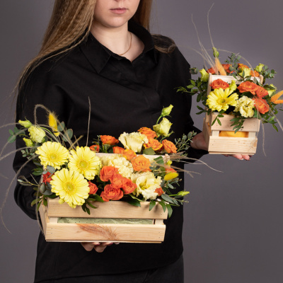 Композиция в ящике МИНИ с гермини и кустовыми розами "Весеннее послание" N 47205