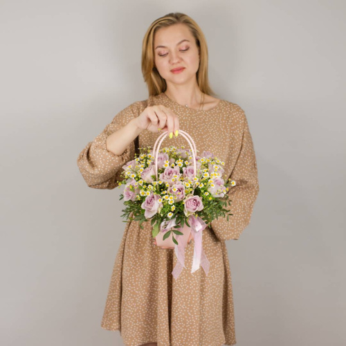 Сумочка с розами Кения и ромашками (танацетум) арт. 50540
