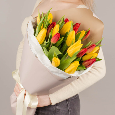 Букет из 25 красных и желтых тюльпанов в упаковке 46175