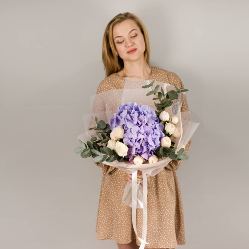 Букет из голубой гортензии и пионовидных роз с эвкалиптом N 50471