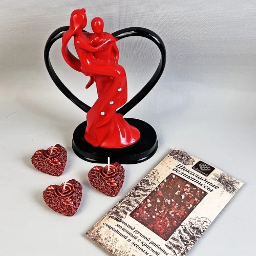 Подарочный набор "Вечная любовь" Статуэтка, свечи, шоколад 69430