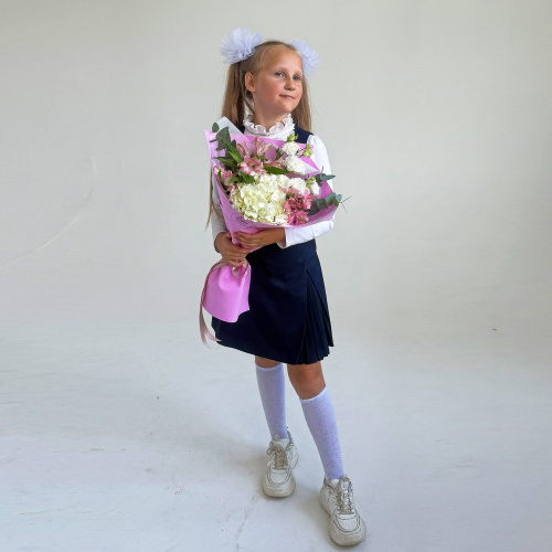 Небольшой букет с гортензией и альстромерией N 84571