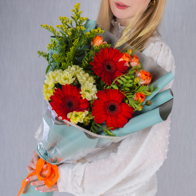 Букет "Осенний уют" с герберой, кустовой хризантемой и розой N 38376