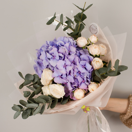 Букет из голубой гортензии и пионовидных роз с эвкалиптом N 50471