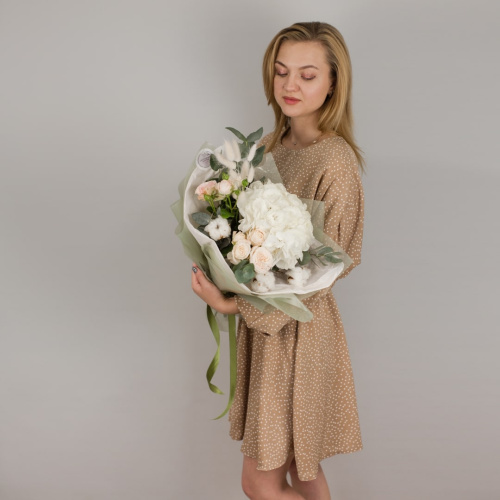 Букет из гортензии и пионовидных роз с эвкалиптом N 50473