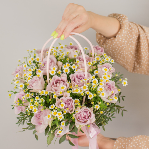Сумочка с розами Кения и ромашками (танацетум) арт. 50540
